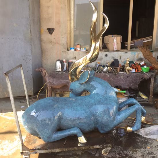 Esculturas de bronce de tamaño natural de la estatua de los ciervos de la escultura animal antigua del jardín